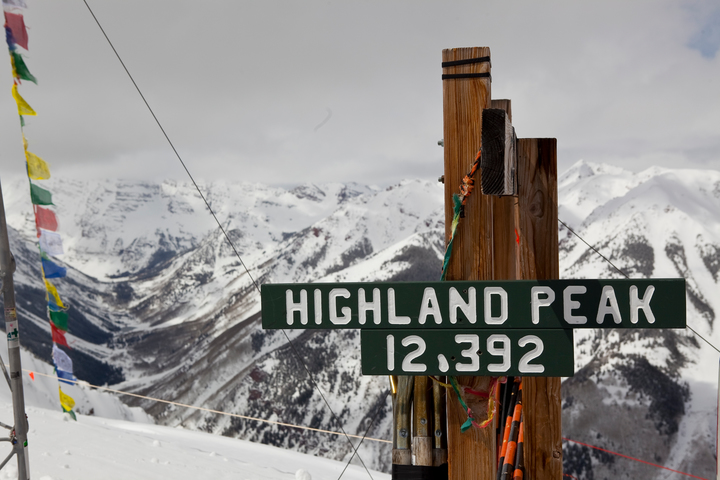 Signe de Highland Peak